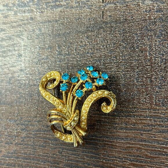 Vintage Gold Tone Aqua Blue Rhinestone & Faux Pearl Filled Brooch - Picture 1 of 6